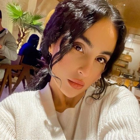 Meet your Posher, Helia - Picture 1 of 1